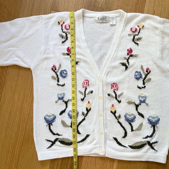 Tabi International Vintage White Floral Knit Cotton Button Up Cardigan - Picture 9 of 9